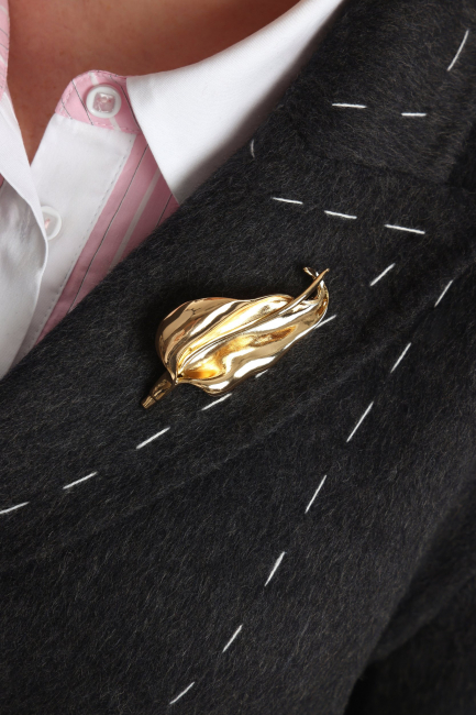Брошь золотая калла