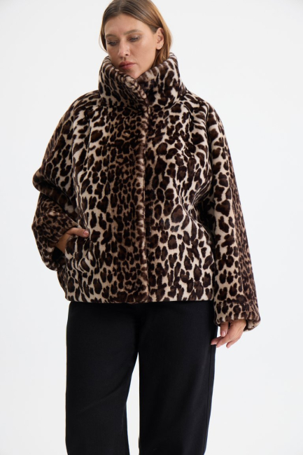 Шуба двусторонняя из экомеха с воротником стойка – фото – Plus Size 50–64 – Моно-Стиль
