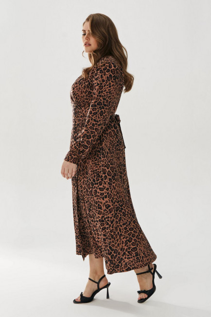 Платье с эффектом запа́ха и леопардовым принтом