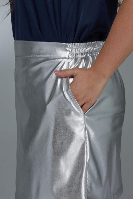 Мини юбка из металлизированной экокожи с карманами