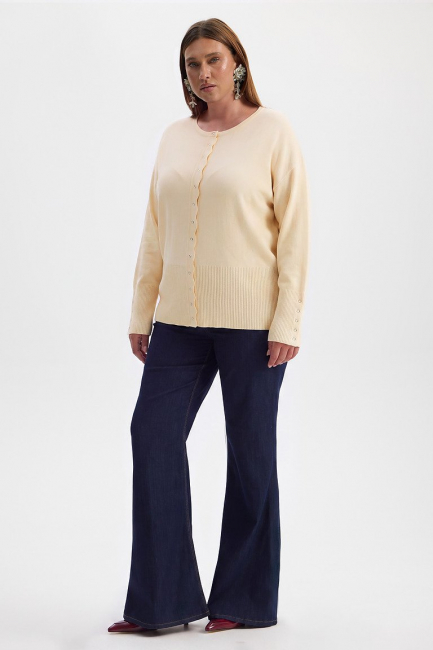 Вязаный кардиган с акцентной талией и манжетами – фото – Plus Size 50–64 – Моно-Стиль