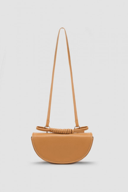 Коричневая сумка сэдл из экокожи округлой формы