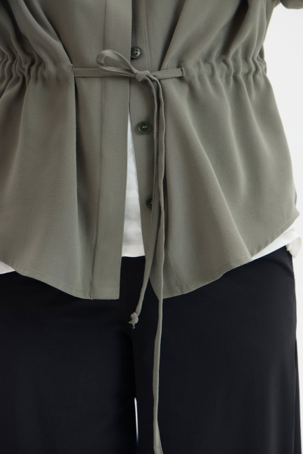 Блузка в стиле сафари цвета хаки – фото – Plus Size 50–64 – Моно-Стиль