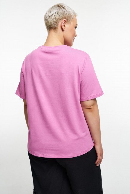 Базовая розовая футболка на фигуру плюс сайз в магазине женской одежды больших размеров