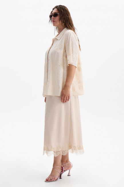 Блузка с коротким рукавом из шитья – фото – Plus Size 50–64 – Моно-Стиль