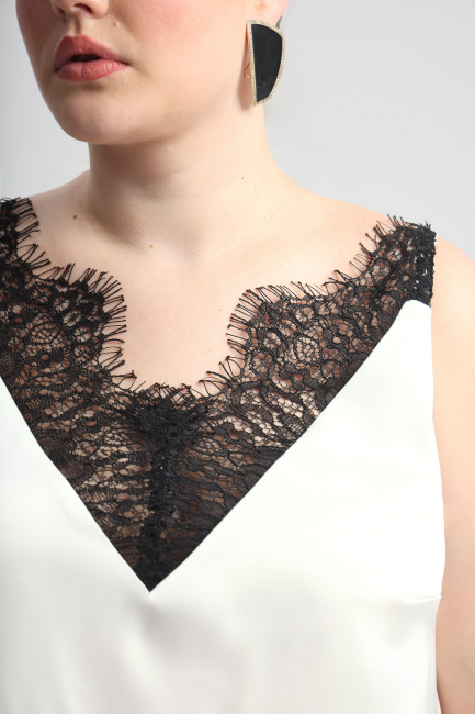 Топ с v-вырезом и акцентным кружевом