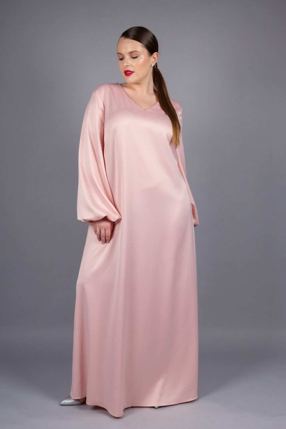 атласное платье макси в розовом оттенке