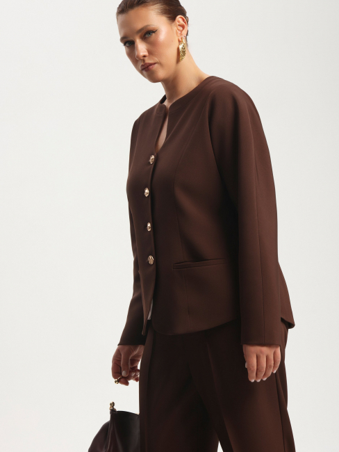 Жакет с фигурным вырезом и воротником стойка