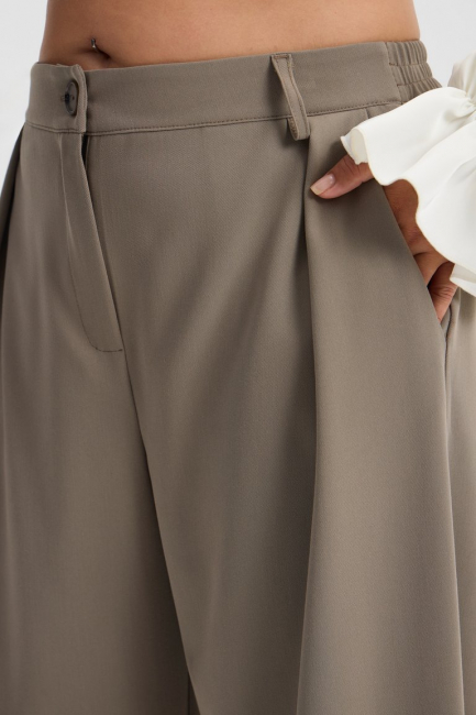Брюки бананы со складкой – фото – Plus Size 50–64 – Моно-Стиль