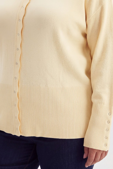 Вязаный кардиган с акцентной талией и манжетами – фото – Plus Size 50–64 – Моно-Стиль