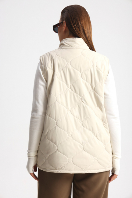 Жилет стеганый с контрастной подкладкой