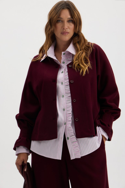 Приталенный жакет из бордового трикотажа – фото – Plus Size 50–64 – Моно-Стиль