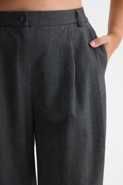 Брюки бананы с принтом елочка – фото – Plus Size 50–64 – Моно-Стиль