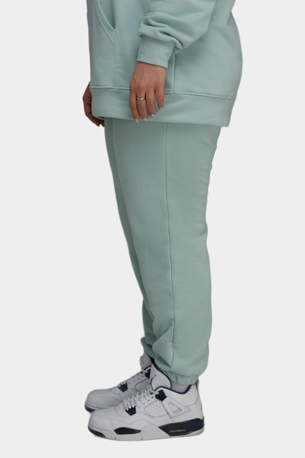 Джоггеры regular fit с бархатистой поверхностью – фото – Plus Size 50–64 – Моно-Стиль