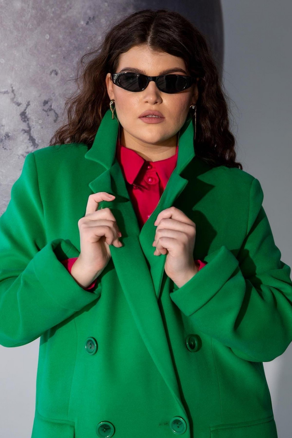 зеленое пальто с декоративными пуговицами