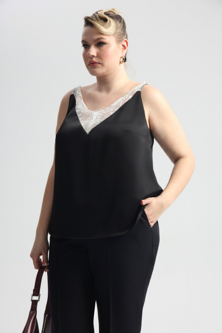 Топ с кружевом и треугольным вырезом