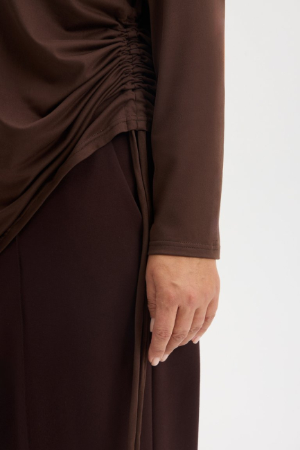 Лонгслив из трикотажа с драпировкой – фото – Plus Size 50–64 – Моно-Стиль