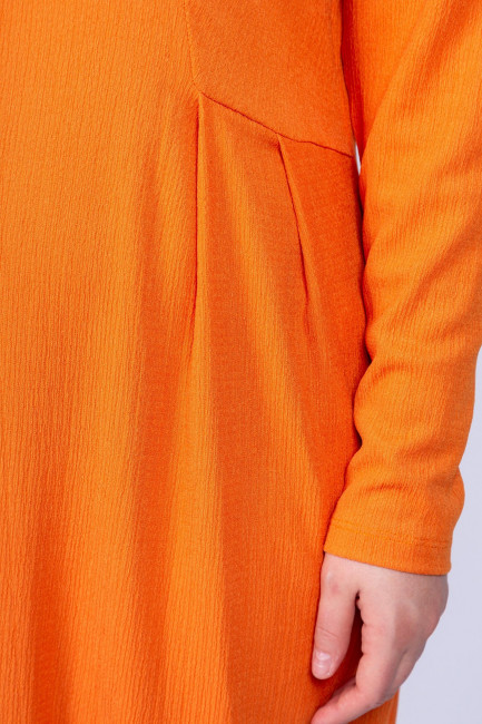 Оранжевое платье из рельефной ткани с отложным воротником