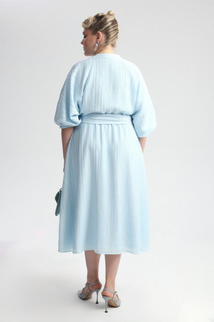 Платье жатой фактуры с цельнокроеным рукавом