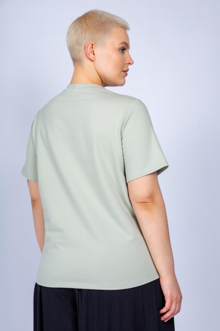 Оливковая футболка из плотного хлопка фигуру плюс сайз в магазине женской одежды больших размеров