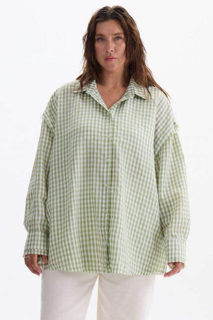 Рубашка в клетку оверсайз с необработанным краем – фото – Plus Size 50–64 – Моно-Стиль