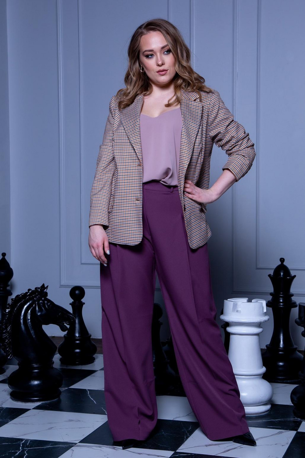 женские брюки с защипами фиолетового цвета