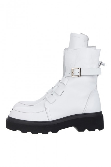 Белые кожаные ботинки с ремешком от Моно-Стиль