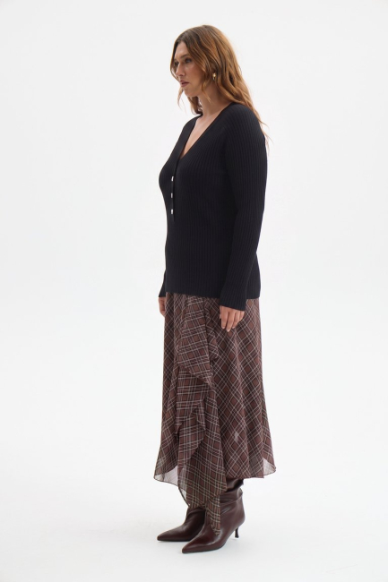 Джемпер черного цвета с воротником хенли – фото – Plus Size 50–64 – Моно-Стиль