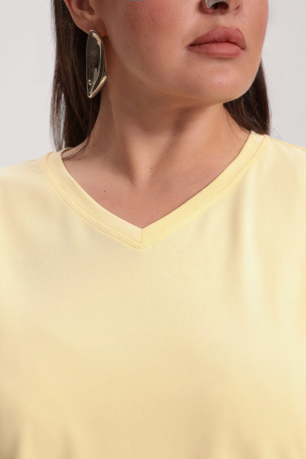 Футболка с треугольным вырезом – фото – Plus Size 50–64 – Моно-Стиль