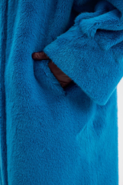 Пальто из экомеха норки синего цвета на замшевой основе – фото – Plus Size 50–64 – Моно-Стиль
