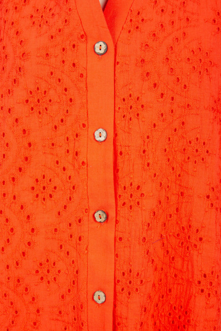 Оранжевое платье на пуговицах с перфорацией