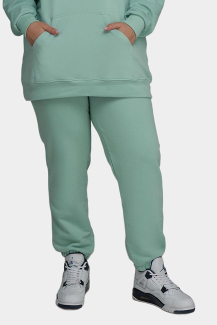 Джоггеры regular fit с бархатистой поверхностью – фото – Plus Size 50–64 – Моно-Стиль