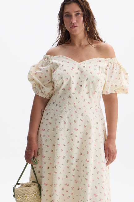 Платье со спущенным плечом из хлопка и розовым принтом – фото – Plus Size 50–64 – Моно-Стиль