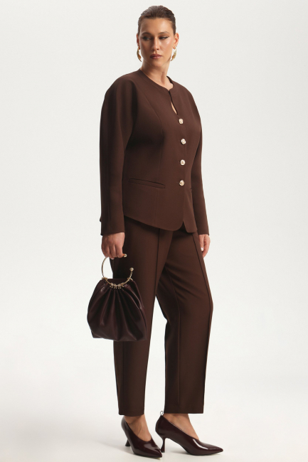 Жакет с фигурным вырезом и воротником стойка