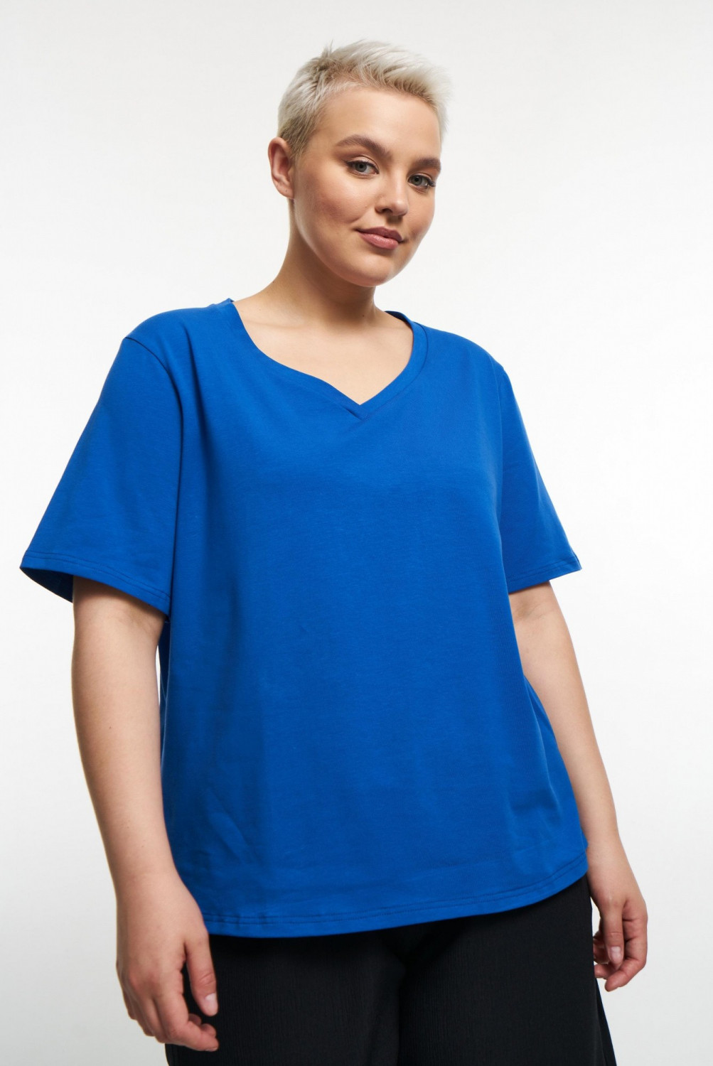 женская футболка синего цвета