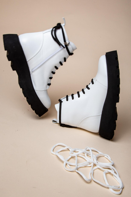 Белые ботинки на платформе со шнурком и молнией