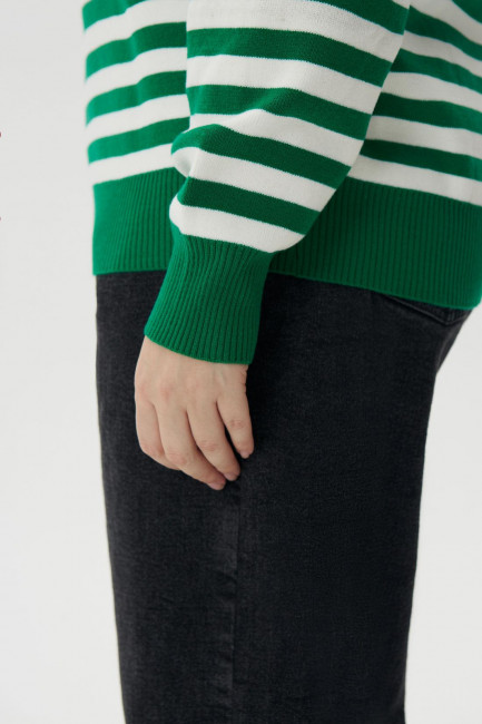 Джемпер с зелеными полосками и круглым вырезом