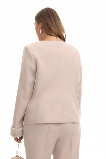 Приталенный жакет со съемной меховой манжетой