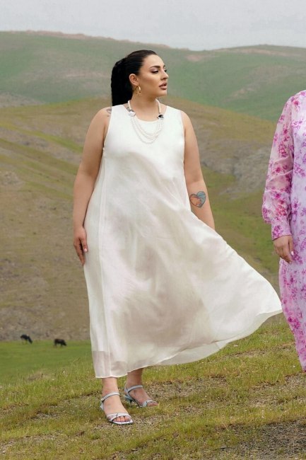 Платье без рукавов из тенселя с треугольным вырезом на спинке