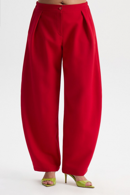 Брюки бананы из красной костюмной ткани – фото – Plus Size 50–64 – Моно-Стиль