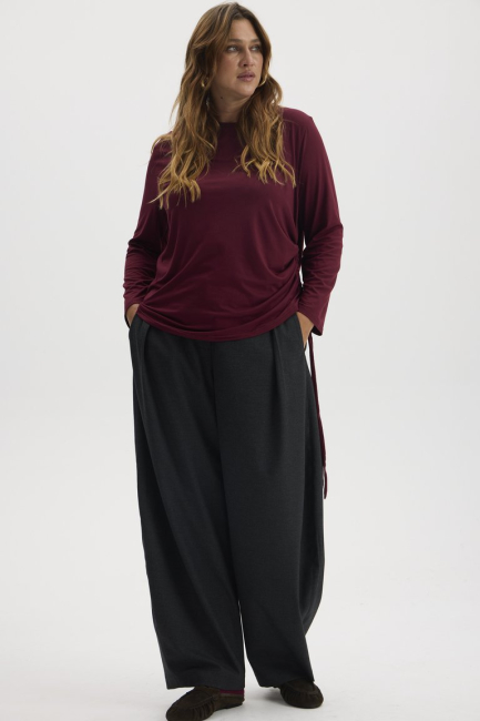 Лонгслив с драпировкой бордового цвета – фото – Plus Size 50–64 – Моно-Стиль
