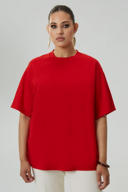 Красная футболка с надписью на спинке