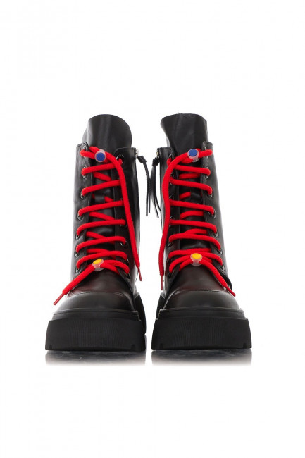 Черные кожаные ботинки на массивной подошве и с красным шнурком от Моно-Стиль