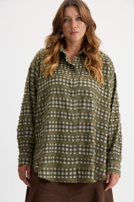 Рубашка оверсайз с деконструкцией и клеткой – фото – Plus Size 50–64 – Моно-Стиль