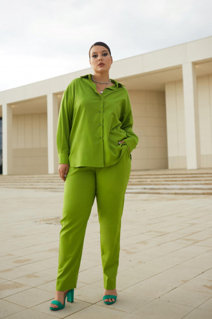 Зеленая льняная рубашка relaxed fit на лето на полную женскую фигуру
