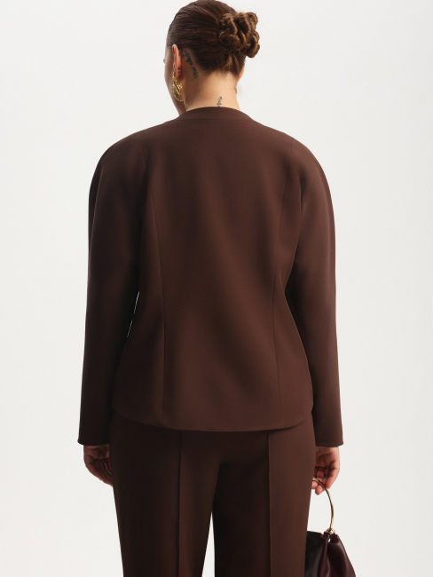 Жакет с фигурным вырезом и воротником стойка