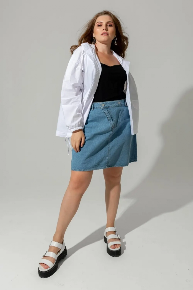 Голубая джинсовая юбка мини с асимметричной молнией Голубая джинсовая юбка мини с асимметричной молнией