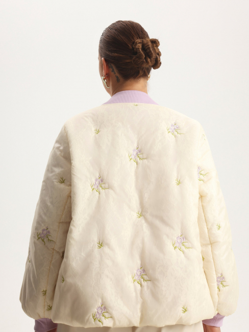 Стеганый многослойный бомбер с вышивкой