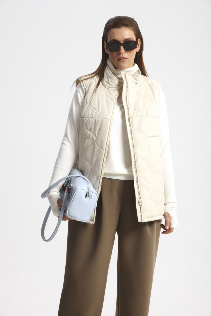 Жилет стеганый с контрастной подкладкой