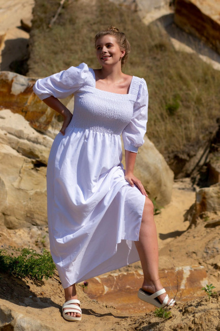 Платье белого цвета из хлопка со сборкой на груди